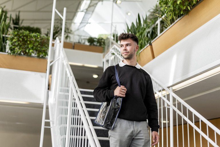 Student in the Juridicums library